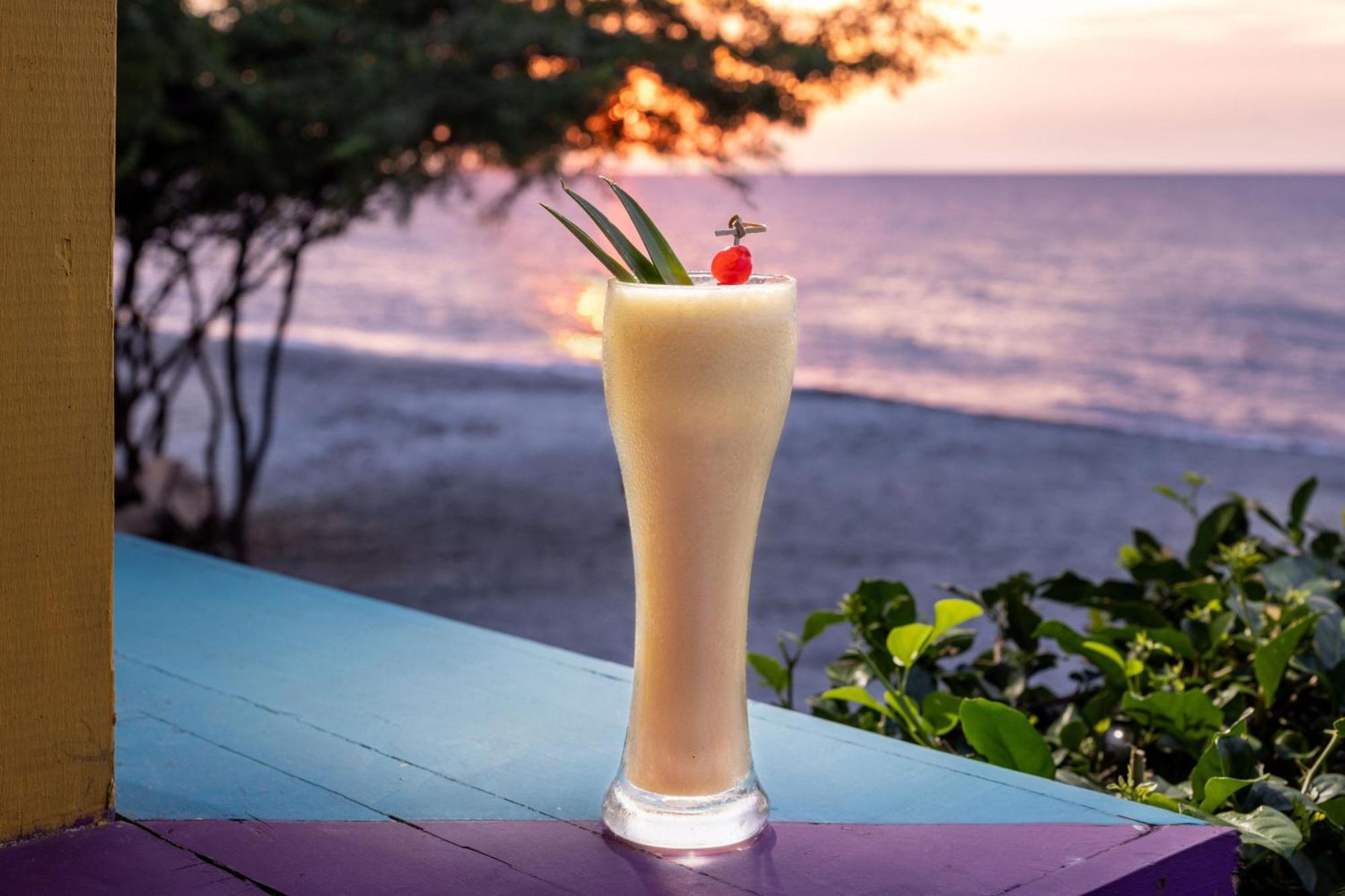Santa Marta Marriott Resort Playa Dormida Exteriör bild A piña colada