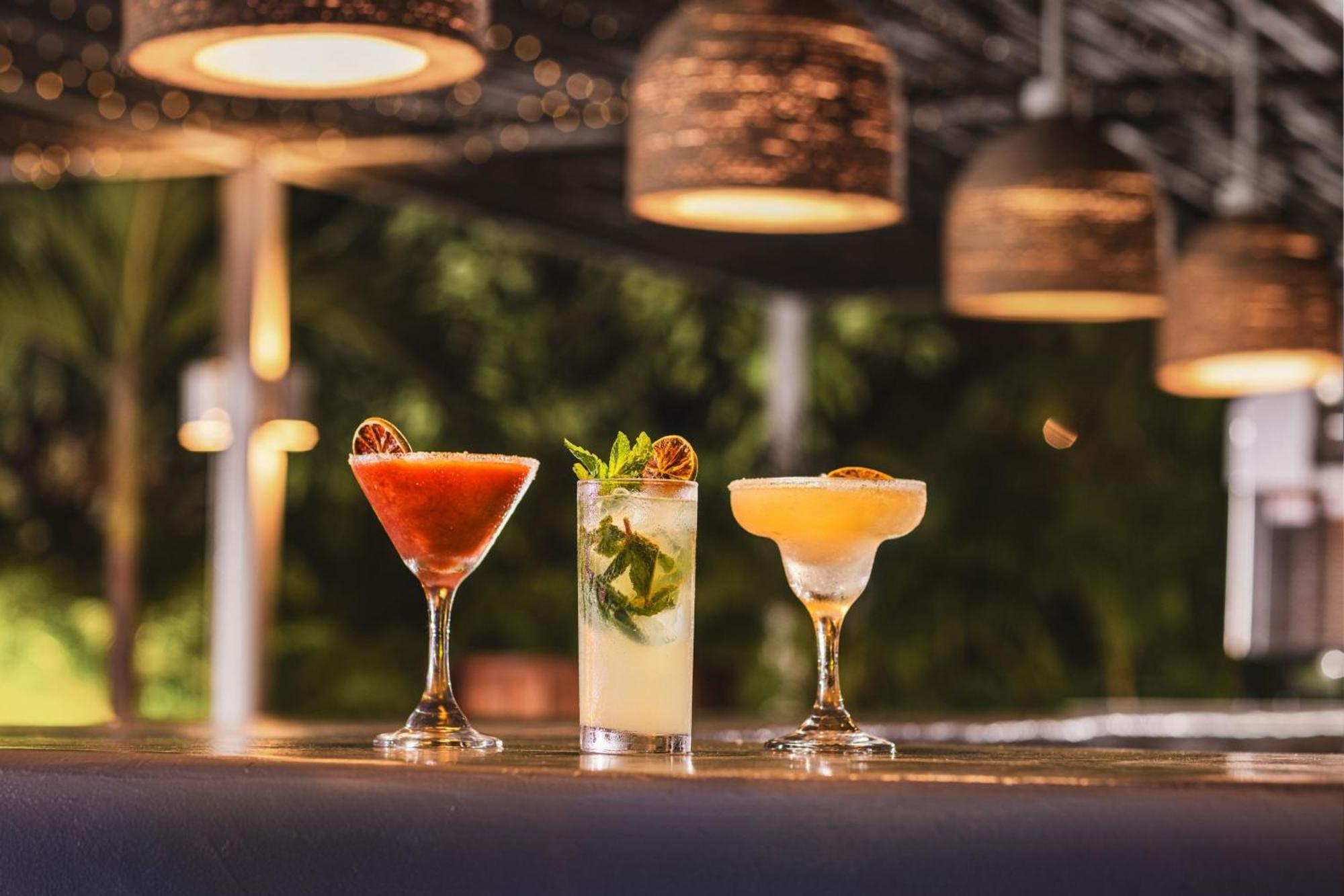 Santa Marta Marriott Resort Playa Dormida Exteriör bild Cocktails at the bar