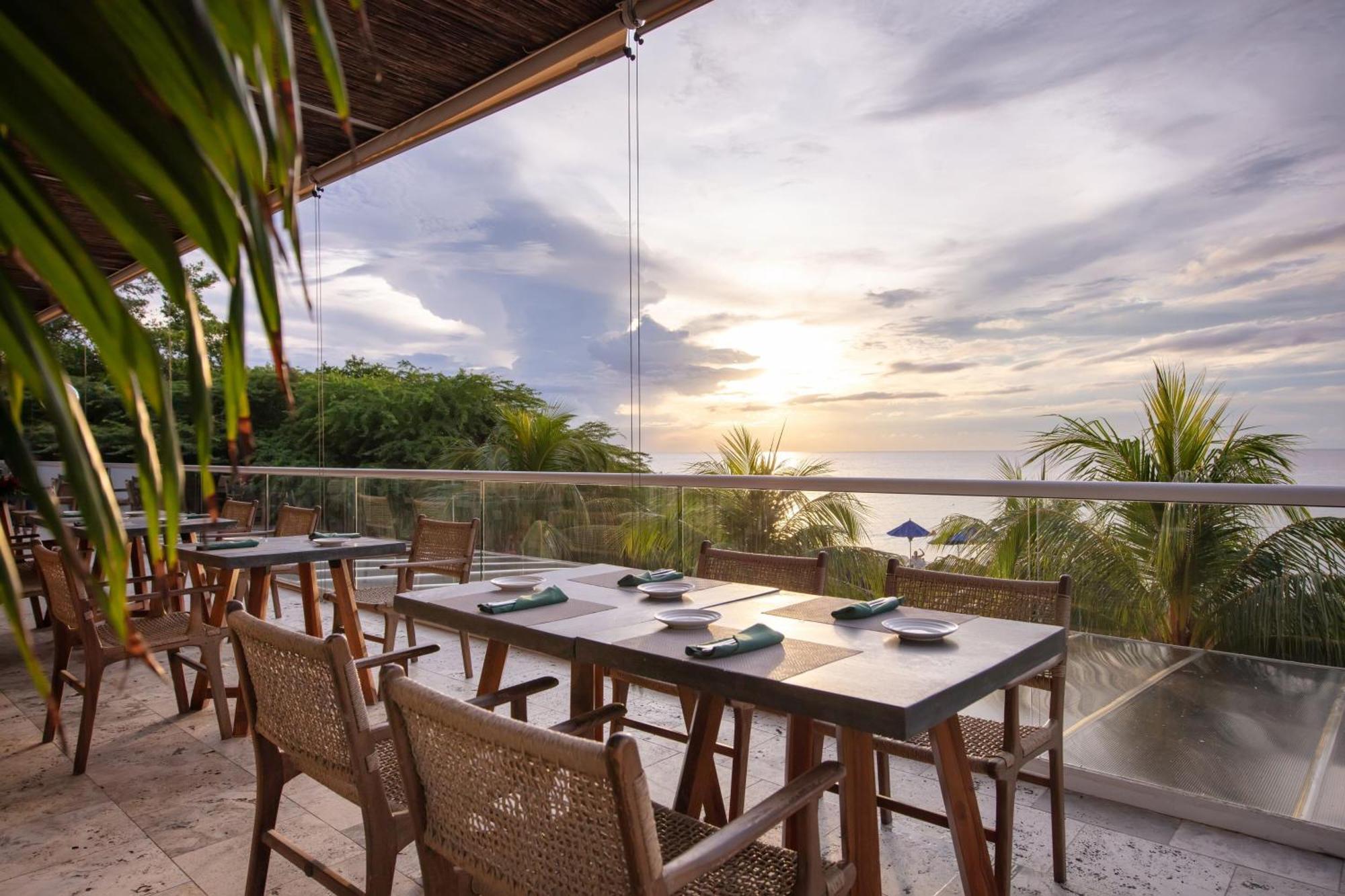 Santa Marta Marriott Resort Playa Dormida Exteriör bild Sunset at the restaurant