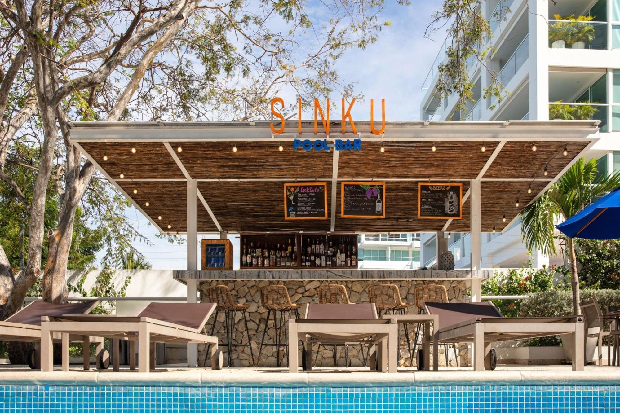 Santa Marta Marriott Resort Playa Dormida Exteriör bild The pool bar at the hotel