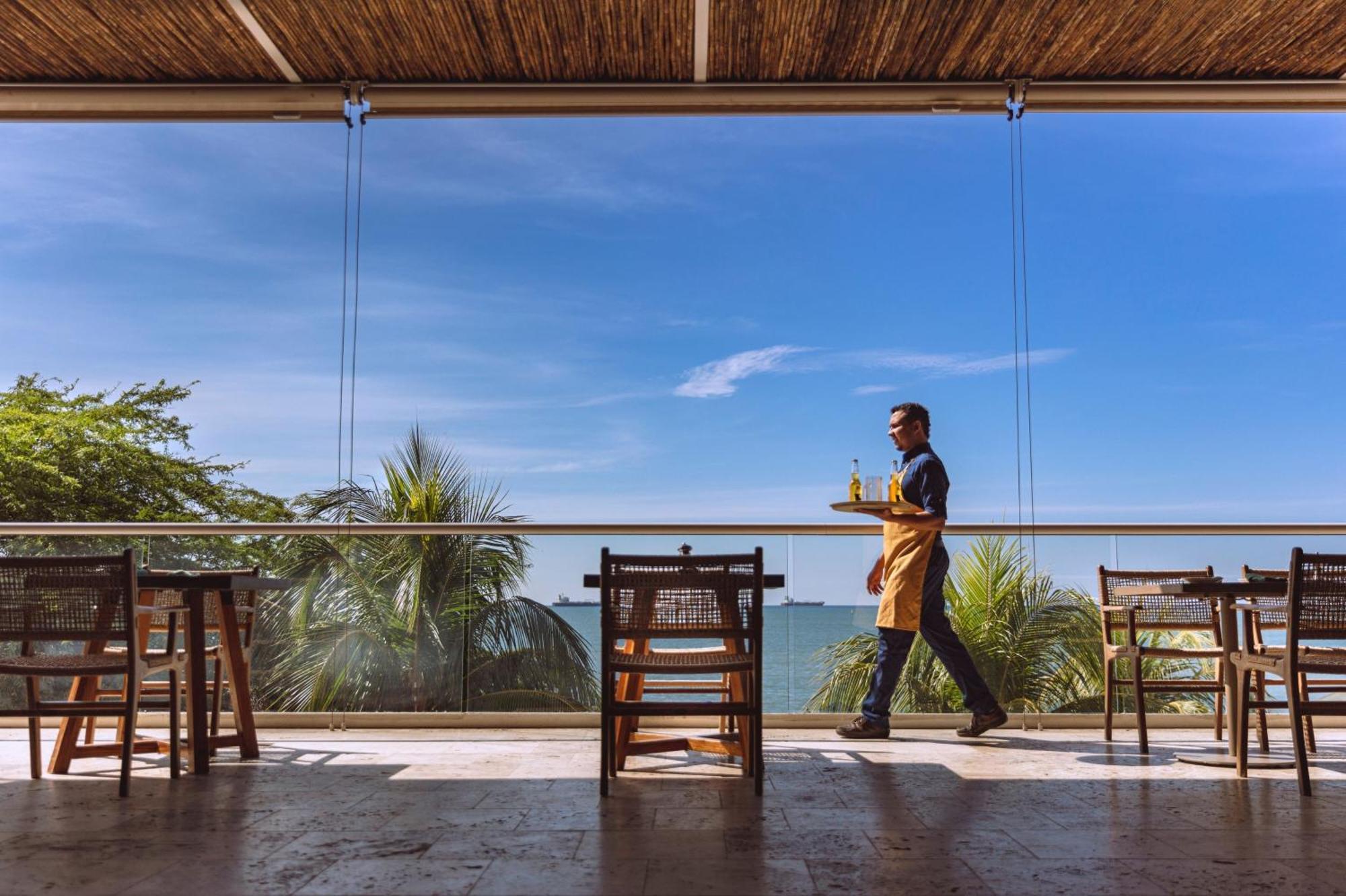 Santa Marta Marriott Resort Playa Dormida Exteriör bild A waiter at work