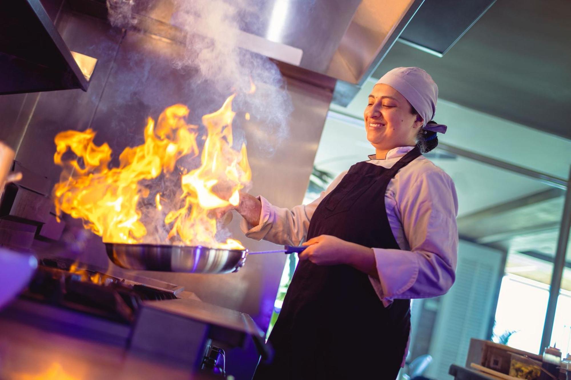 Santa Marta Marriott Resort Playa Dormida Exteriör bild A chef cooking with a flaming skillet