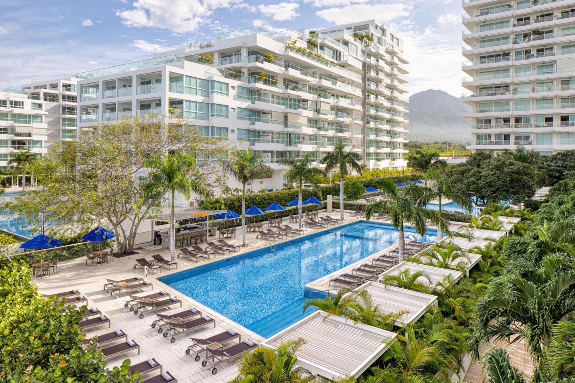 Santa Marta Marriott Resort Playa Dormida Exteriör bild The swimming pool at the hotel