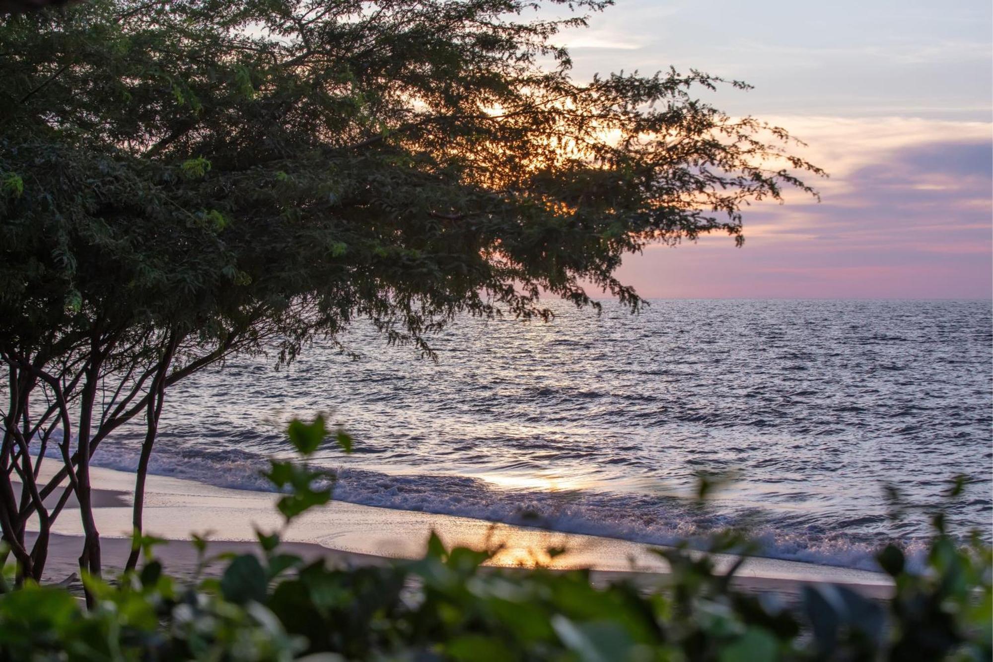 Santa Marta Marriott Resort Playa Dormida Exteriör bild Sunset at the beach