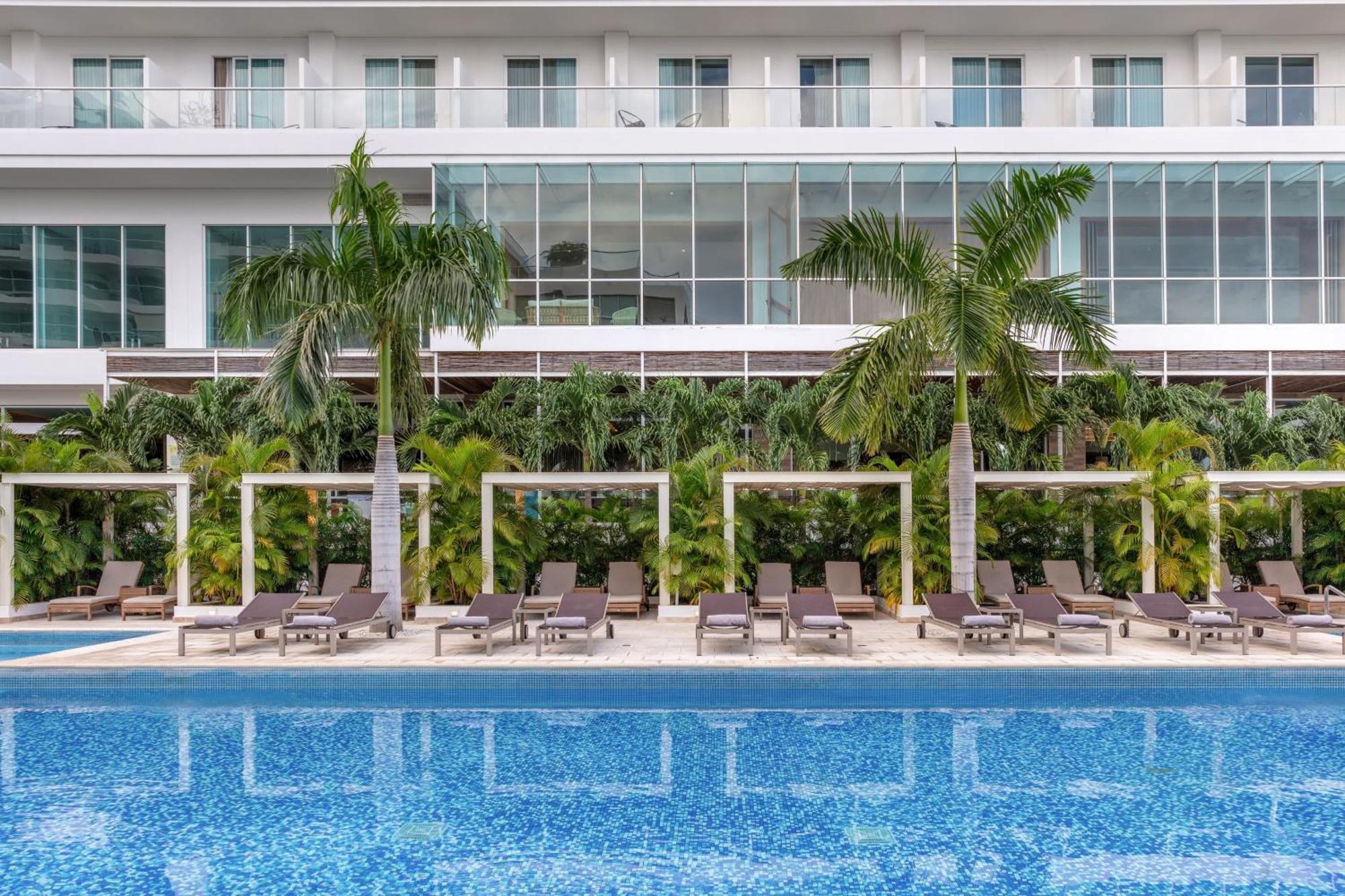 Santa Marta Marriott Resort Playa Dormida Exteriör bild The swimming pool at the hotel