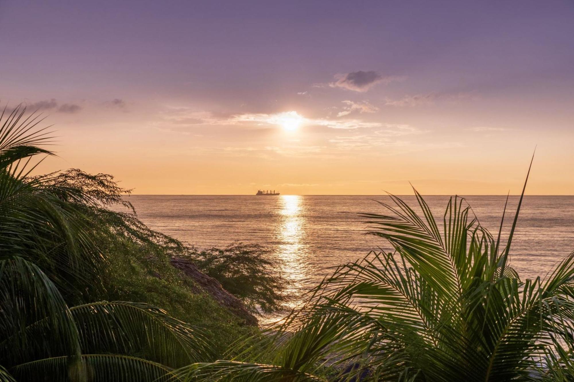 Santa Marta Marriott Resort Playa Dormida Exteriör bild Sunset at the beach