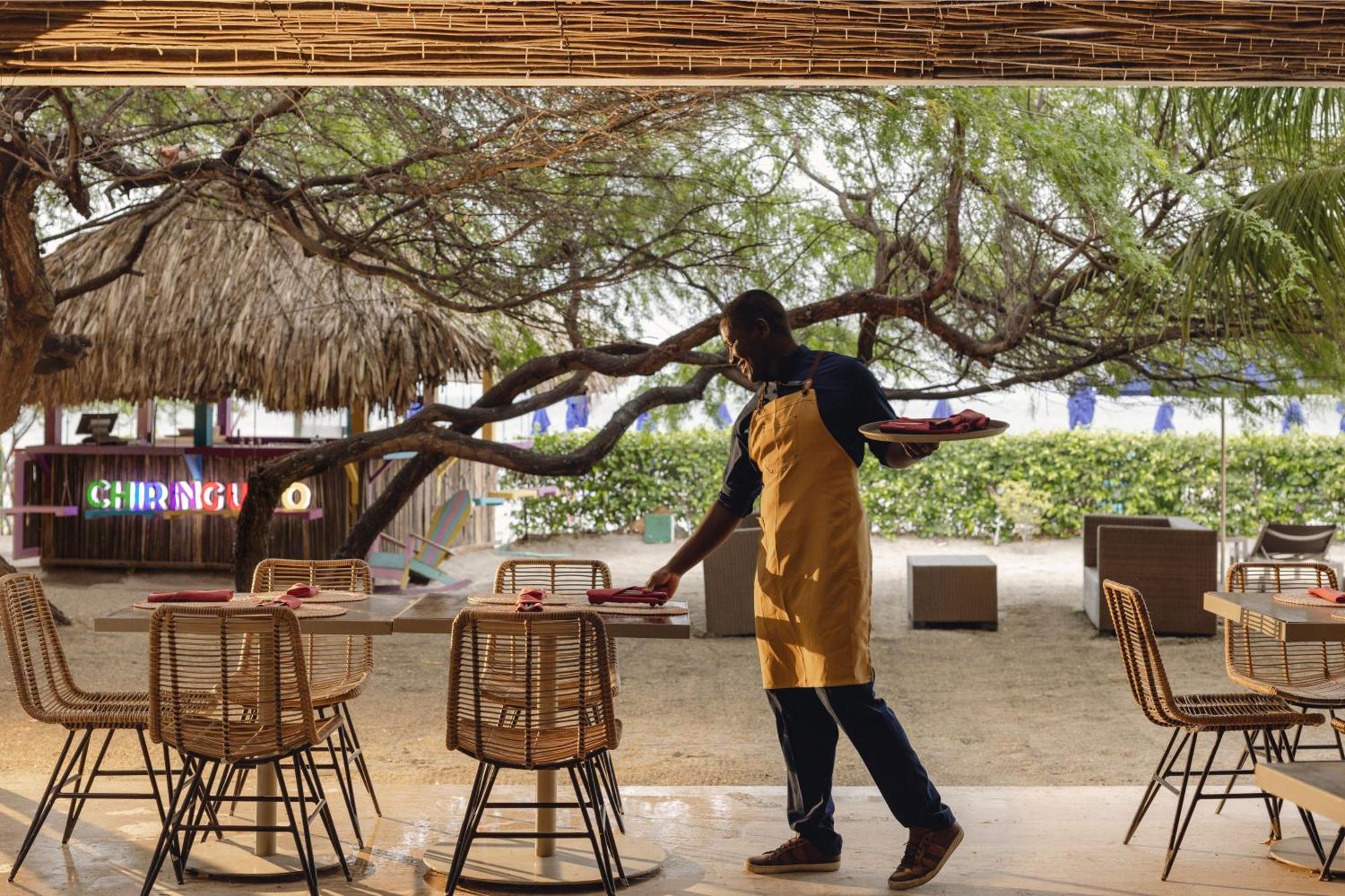 Santa Marta Marriott Resort Playa Dormida Exteriör bild A waiter clearing a table