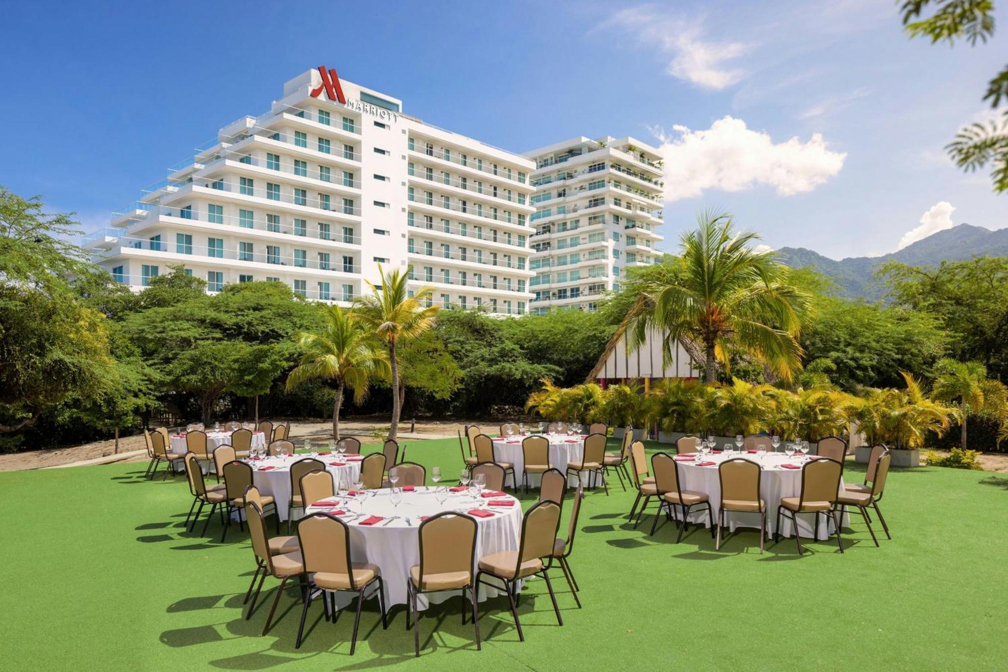 Santa Marta Marriott Resort Playa Dormida Exteriör bild The lawn at the hotel