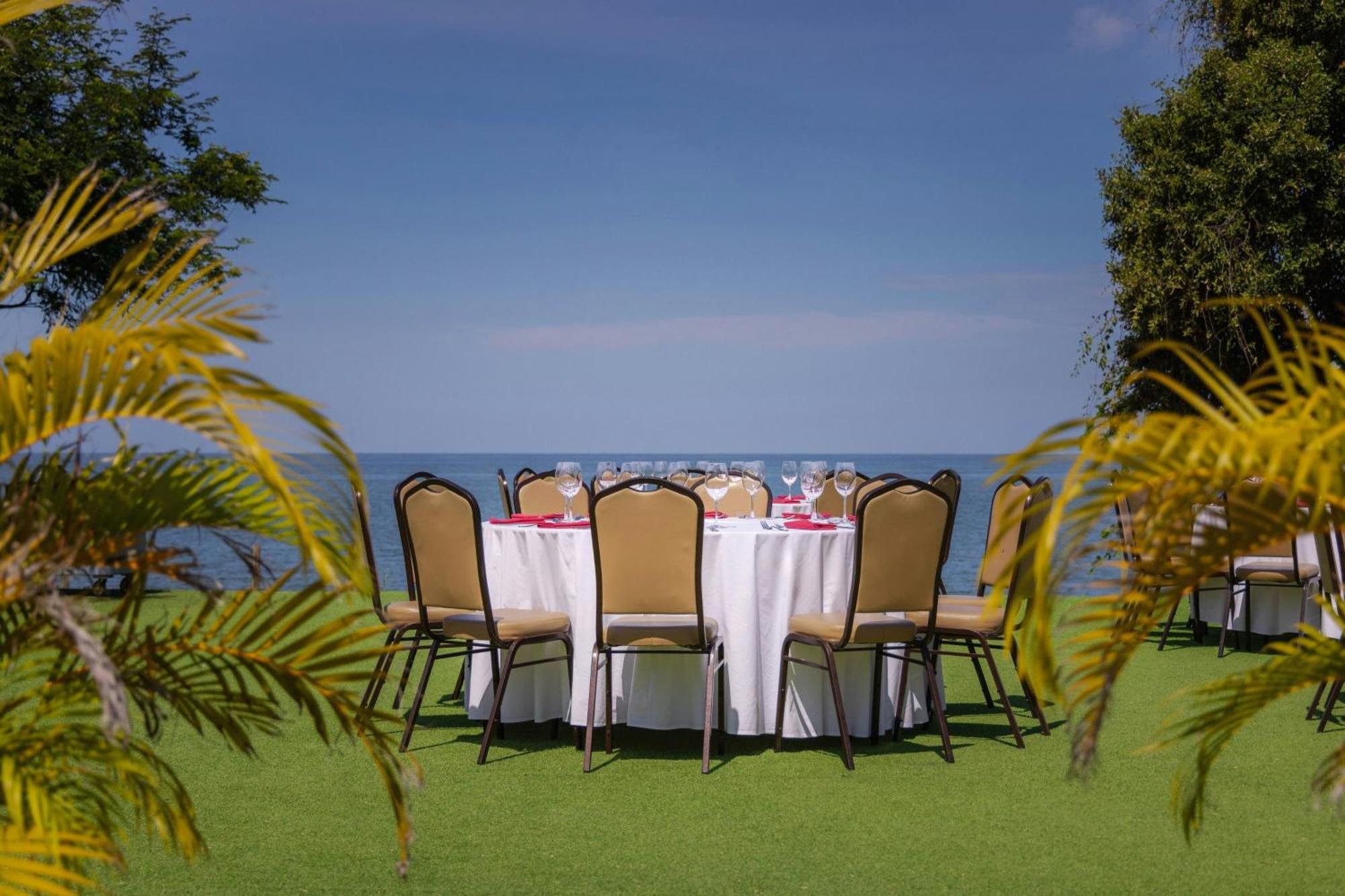 Santa Marta Marriott Resort Playa Dormida Exteriör bild The lawn at the hotel